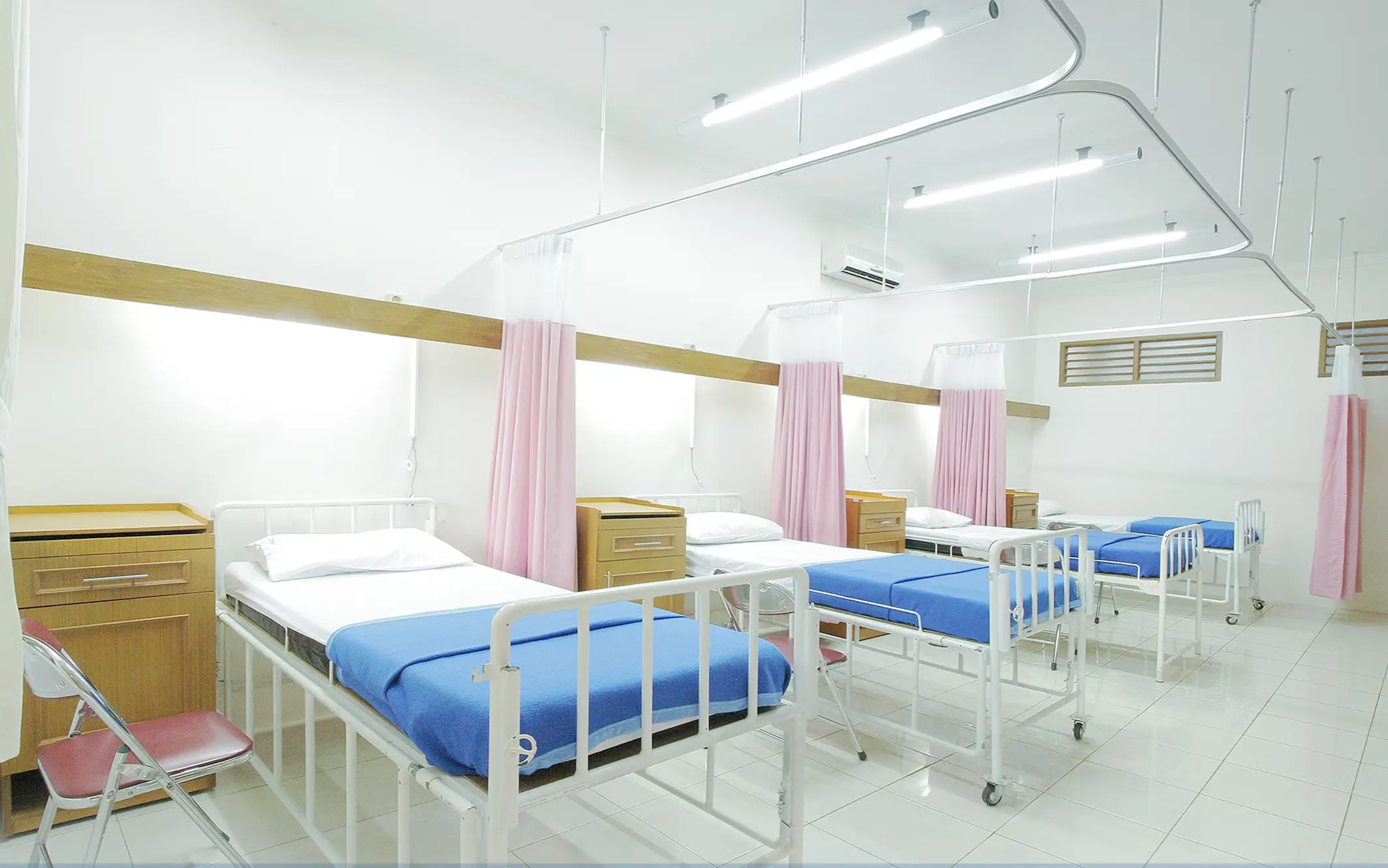 Sekelompok tenaga medis profesional tersenyum